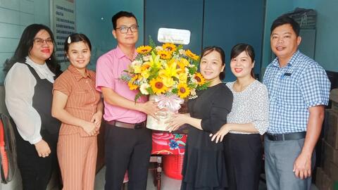 Lãnh đạo phường Điện Phương thăm, chúc mừng kỷ niệm 93 năm  ngày thành lập Hội LHPN Việt Nam (20/10/1930 - 20/10/2023)