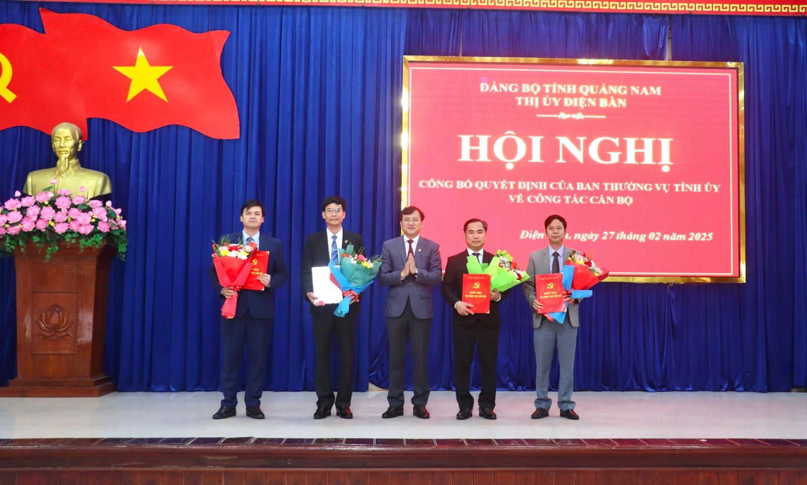 Trưởng Ban Tổ chức Tỉnh ủy Phan Văn Bình trao quyết định của Ban Thường vụ Tỉnh ủy về công tác cán bộ đối với 4 đồng chí tại hội nghị. Ảnh: QUỐC TUẤN