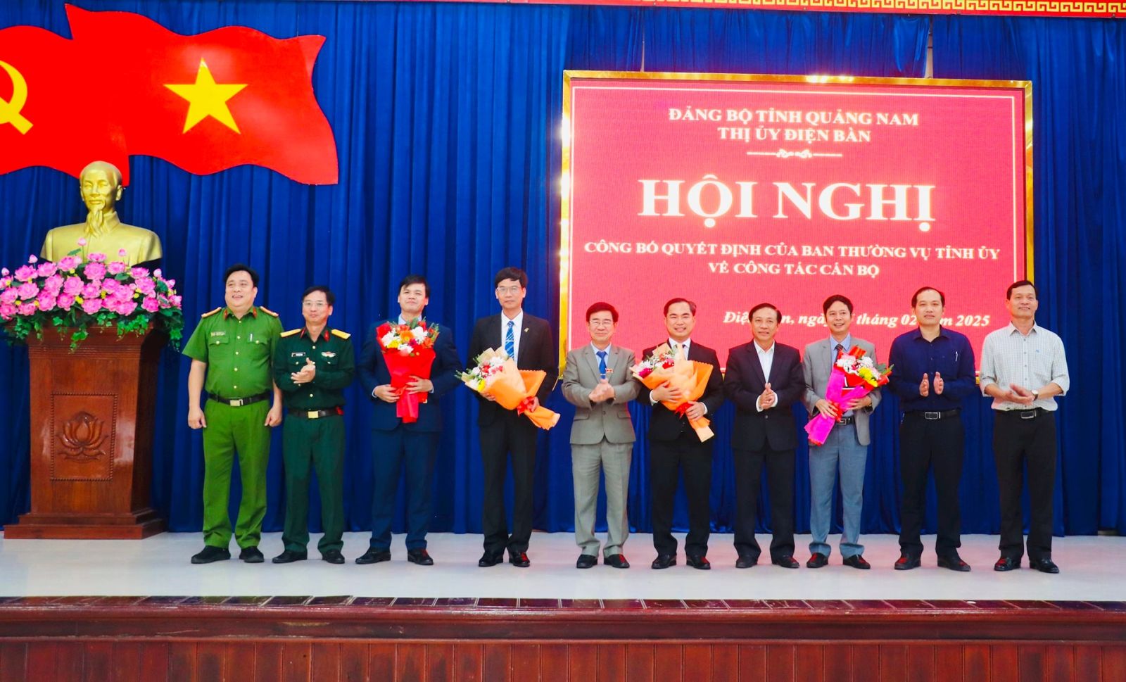 Tập thể Ban Thường vụ Thị ủy Điện Bàn tặng hoa cho các đồng chí có quyết định công tác mới tại hội nghị. Ảnh: QUỐC TUẤN
