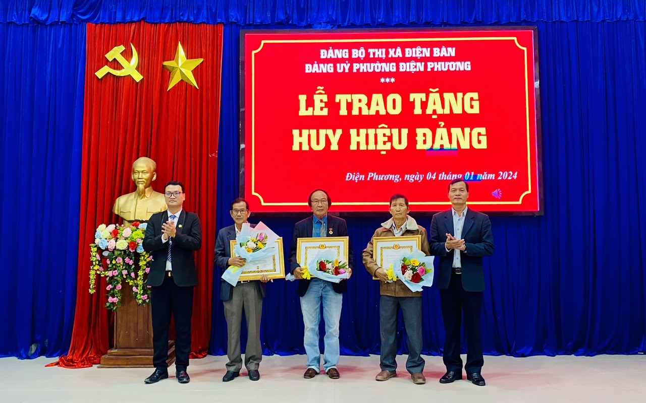 Trao Huy hiệu 40 năm tuổi Đảng