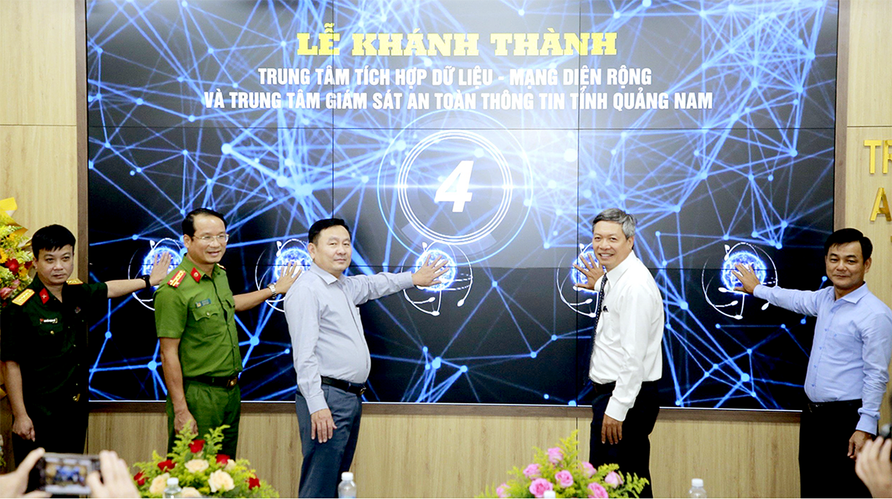 Lãnh đạo tỉnh Quảng Nam dự khánh thành, đưa Trung tâm tích hợp dữ liệu tỉnh (DC), Mạng diện rộng (SDWAN) và Trung tâm giám sát an toàn thông tin tỉnh vào ngày 9/10/2023. Ảnh: VINH ANH