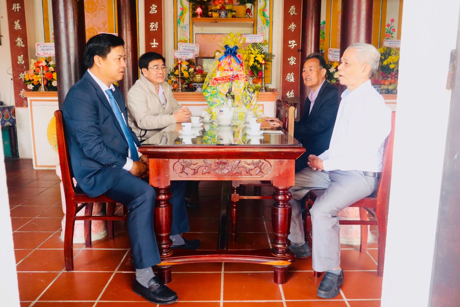 Bí thư Tỉnh ủy Lương Nguyễn Minh Triết viếng hương, thăm nhà lưu niệm Mẹ Việt Nam anh hùng Nguyễn Thị Thứ (phường Điện Thắng Trung, thị xã Điện Bàn) vào dịp Tết Nguyên đán 2024. Ảnh: Q.T