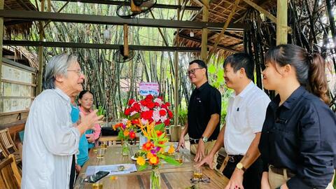 Lãnh đạo phường Điện Phương thăm chúc mừng ngày Doanh nhân Việt Nam 13/10