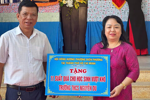 Đồng hương Điện Phương trao tặng gần 50 triệu khen thưởng học sinh