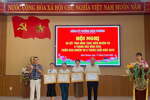 Đảng uỷ Điện Phương, tổ chức Lễ trao Huy hiệu Đảng đợt 19/5  và Hội nghị sơ kết 6 tháng năm 2025