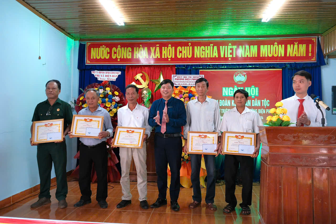 Đ/c Dương Phú Mẫn - Chủ tịch UBMT phường trao khen thuỏng cho các tập thể