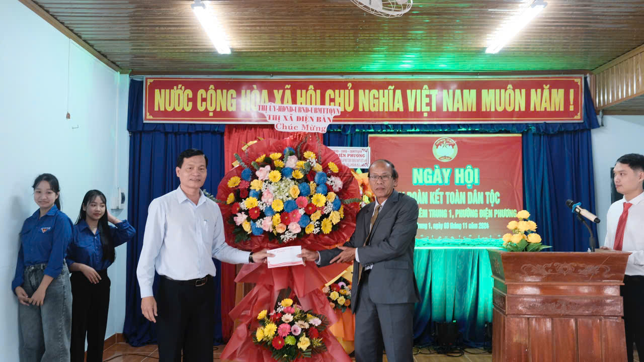 Đ/c Trịnh Cường - UV, BTV Thị Uỷ, Chủ nhiệm UBKT Thị xã tặng hoa chúc mừng ngày hội