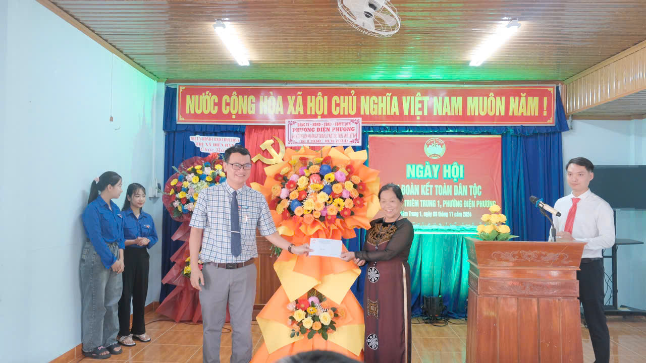 Đ/c Đặng Hữu Tú - TUV, Bí thư Đảng uỷ tặng hoa và quà chúc mừng tại ngày hội