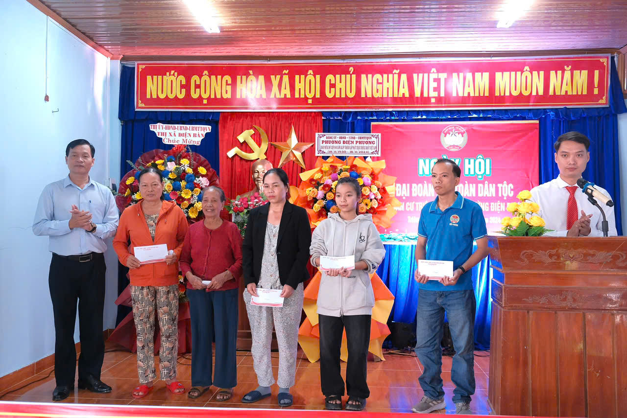 Đ/c Trịnh Cường trao quà cho các hộ dân có hoàn cảnh khó khăn